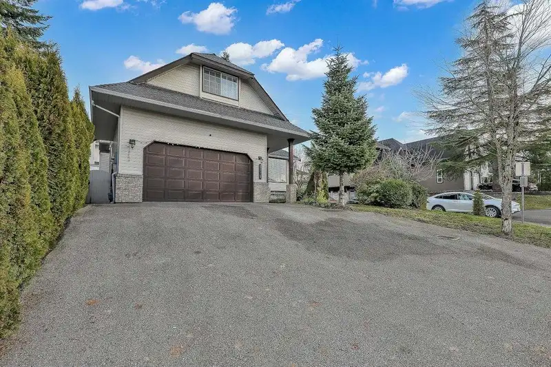 6378 124 STREET - photo 3 of 40