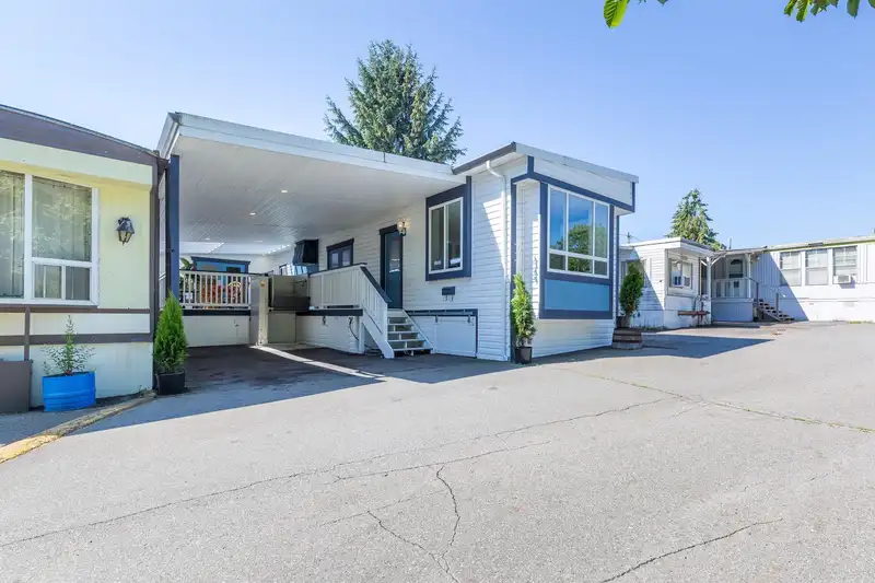 9 8266 KING GEORGE HIGHWAY - photo 1 of 28