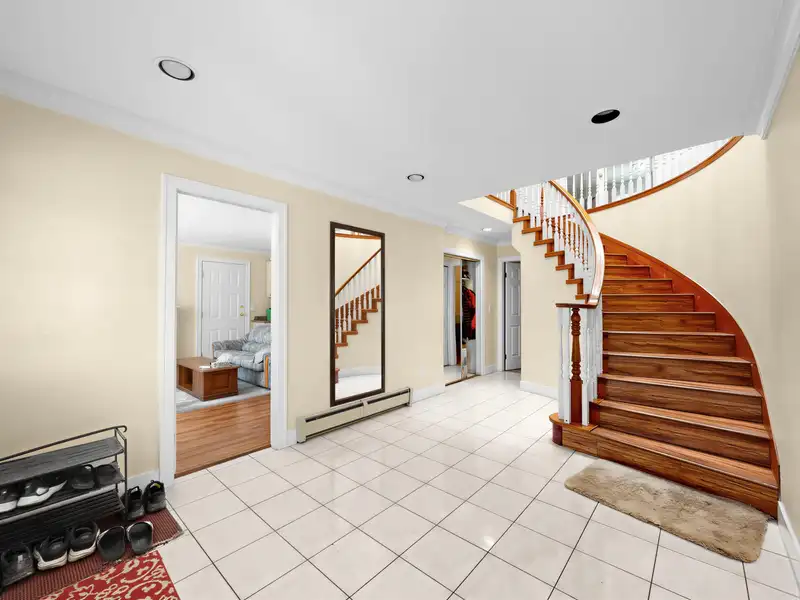 6462 122 STREET - photo 3 of 25