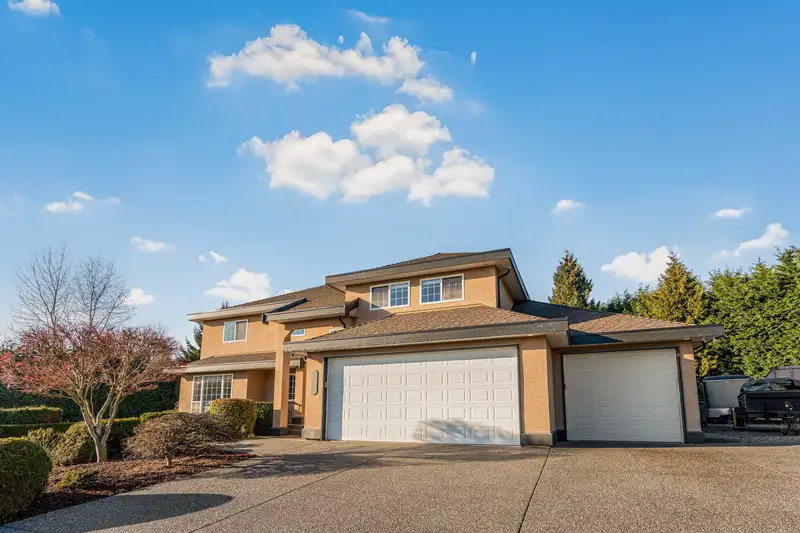 5539 185 STREET - photo 2 of 40