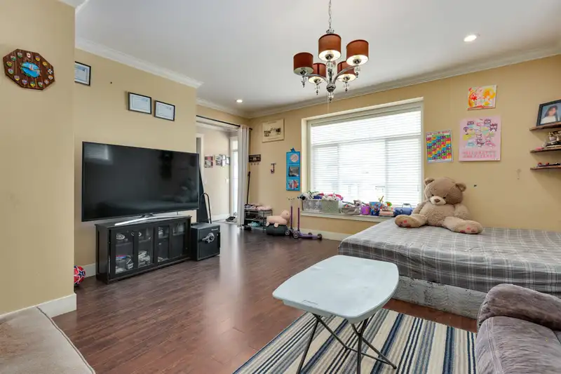 14756 62 AVENUE - photo 4 of 34