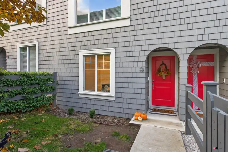 123 8168 136A STREET - photo 2 of 34