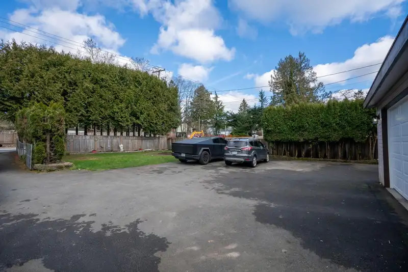18018 60 AVENUE - photo 4 of 26