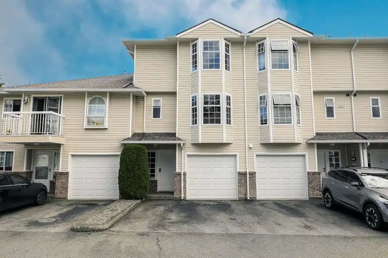 2 13970 72 AVENUE - photo 1 of 38
