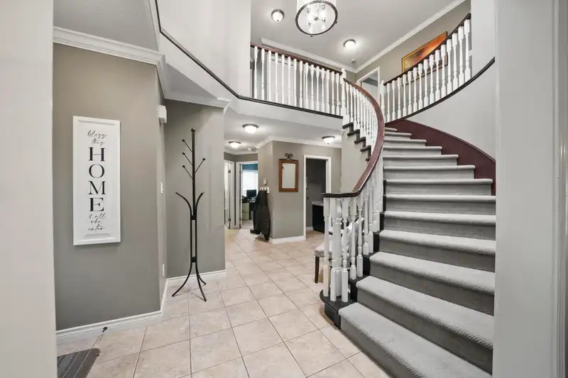 9466 163 STREET - photo 4 of 38