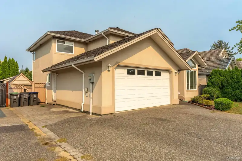 16543 108 AVENUE - photo 2 of 33