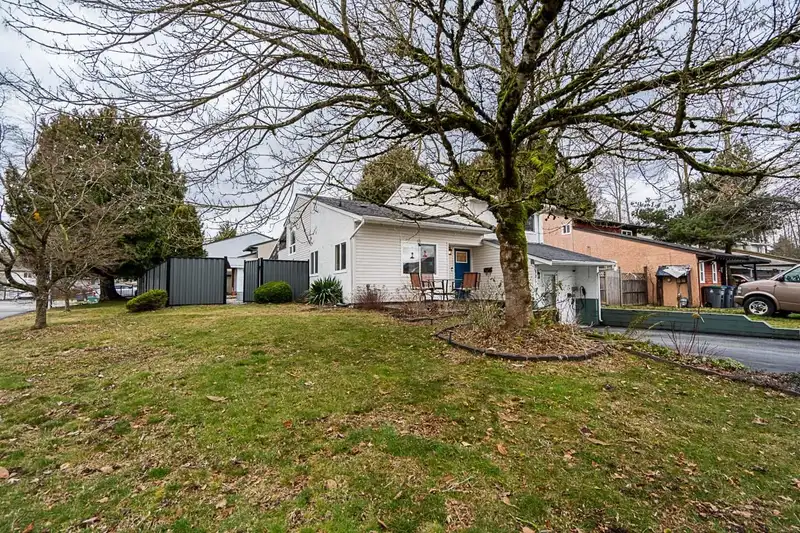 12519 76A AVENUE - photo 3 of 39