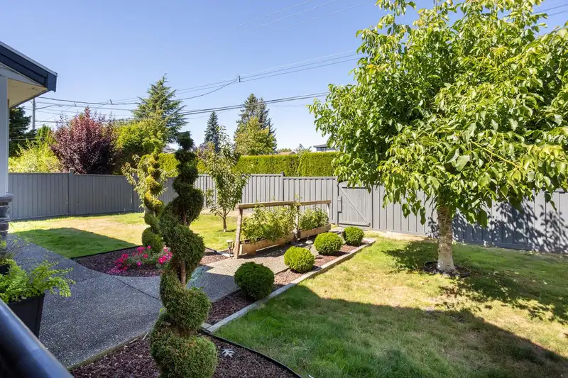 13486 64 AVENUE - photo 3 of 40
