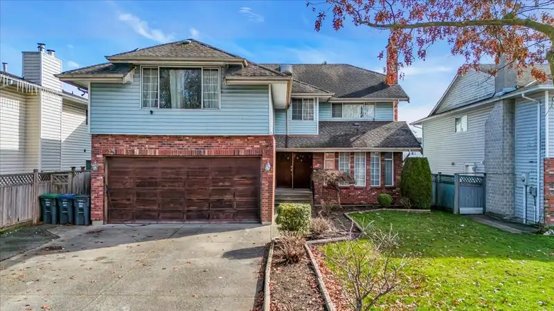7688 124 STREET - photo 2 of 10