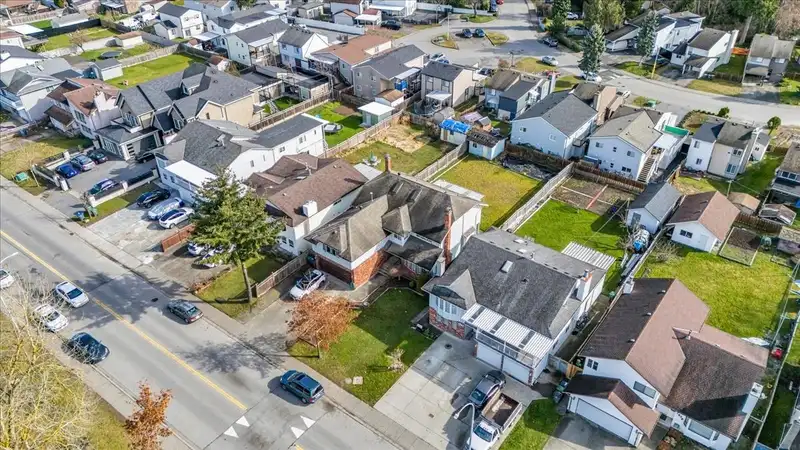 7688 124 STREET - photo 4 of 10
