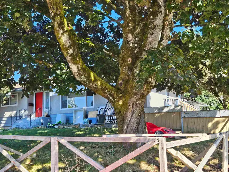 10564 137A STREET - photo 2 of 5