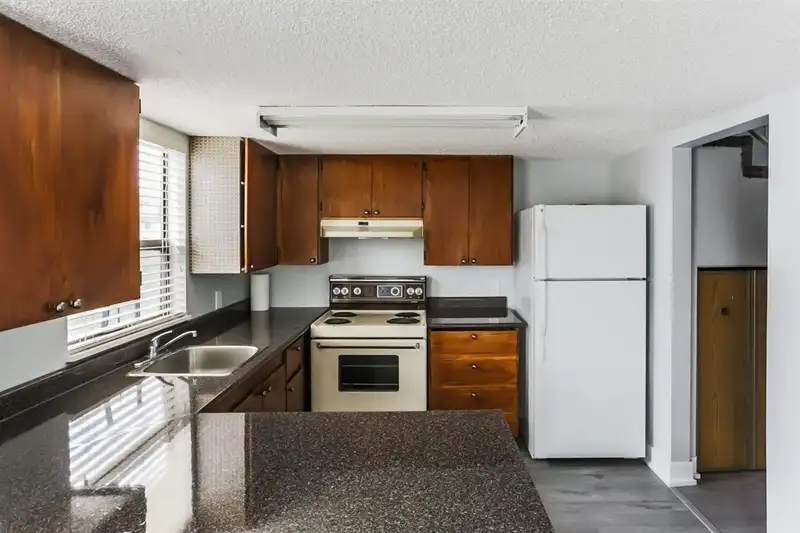 204 13316 71B AVENUE - photo 2 of 19