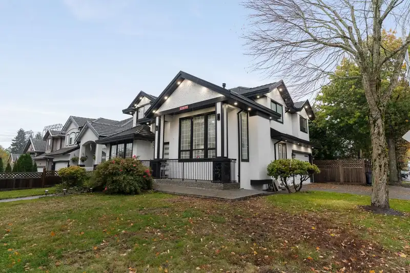 12599 62B AVENUE - photo 2 of 32