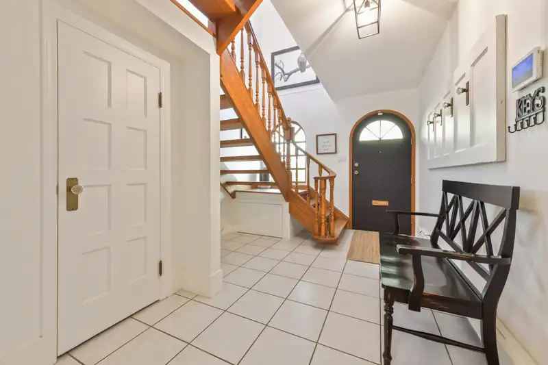 6096 180 STREET - photo 2 of 40