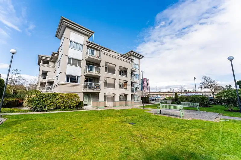 201 10533 UNIVERSITY DRIVE - photo 4 of 40