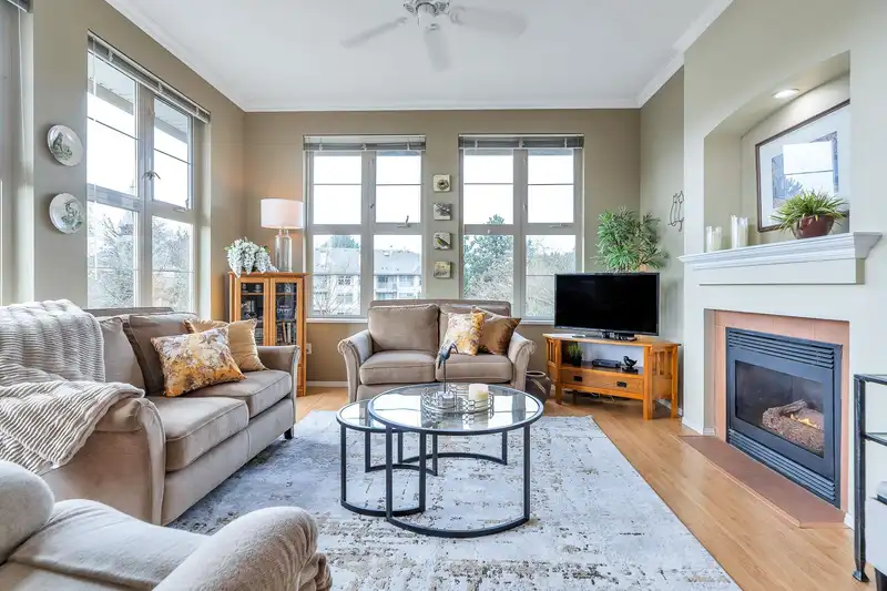 416 15210 GUILDFORD DRIVE - photo 4 of 33