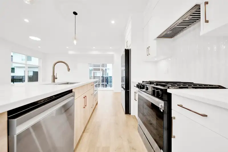 7 12770 105 AVENUE - photo 3 of 24