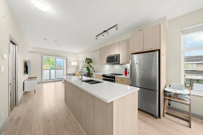 216 7001 ROYAL OAK AVENUE - photo 4 of 25