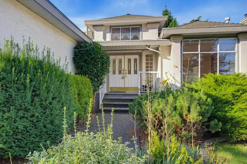 8537 166 STREET - photo 3 of 25