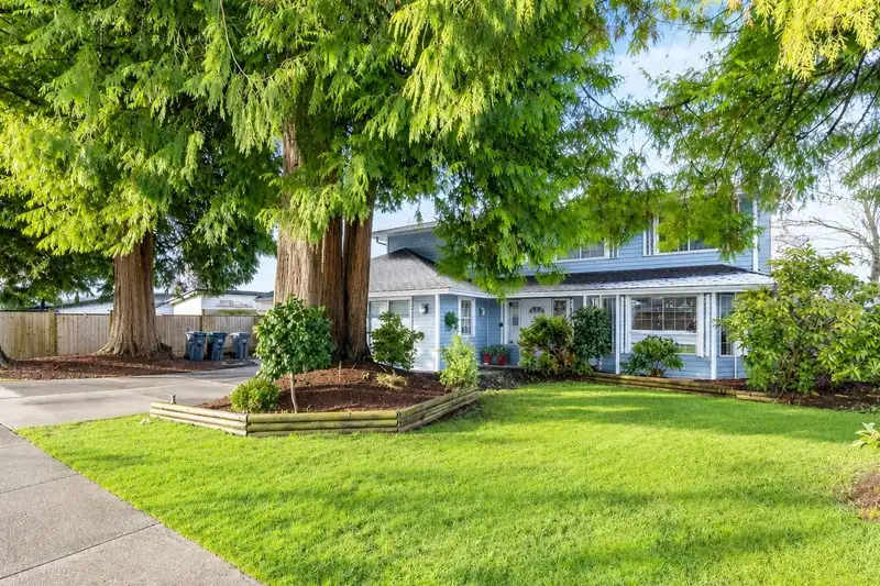 11077 154 STREET - photo 1 of 37