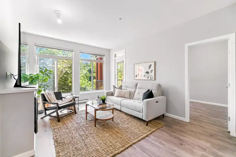 301 15385 101A AVENUE - photo 2 of 40