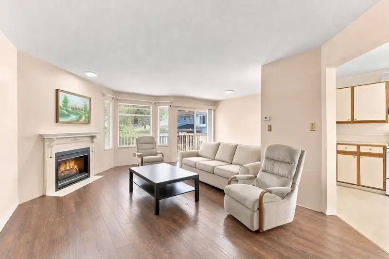 20 15550 89 AVENUE - photo 2 of 25