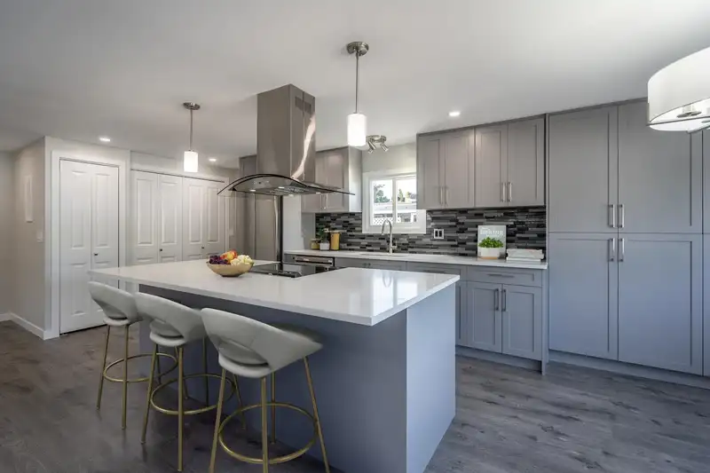 23 13650 80 AVENUE - photo 1 of 11