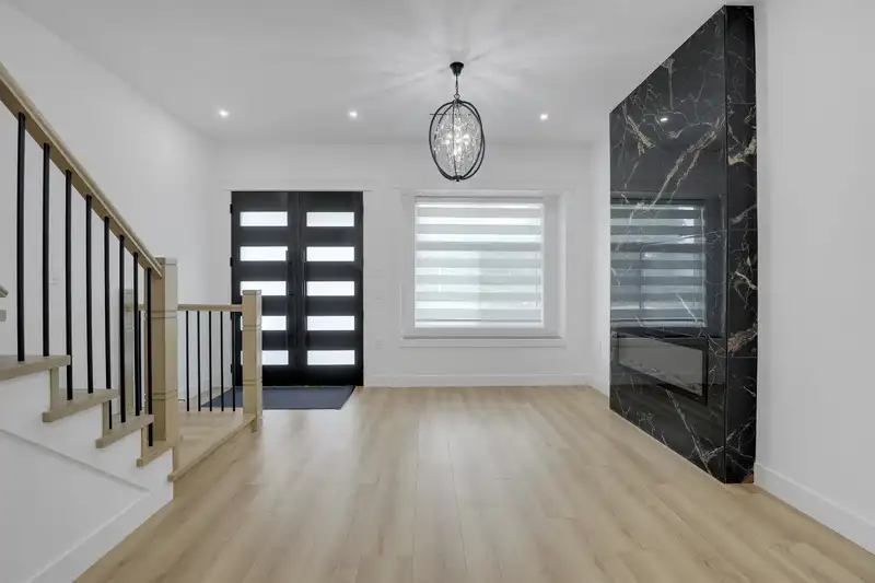 16182 78 AVENUE - photo 2 of 26
