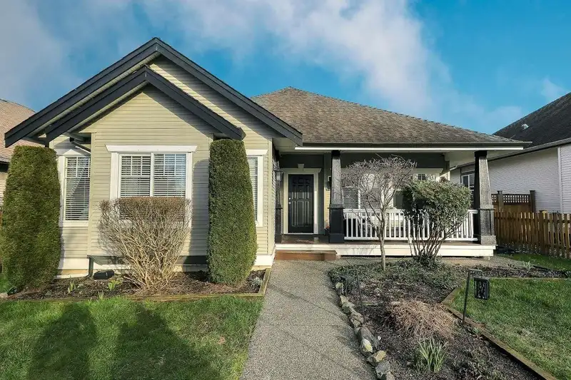 6842 184TH STREET - photo 1 of 39