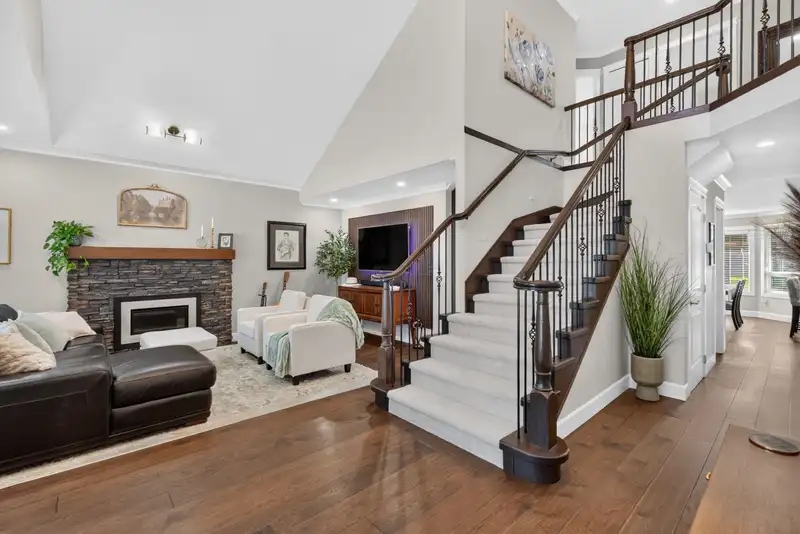 15728 90 AVENUE - photo 4 of 25