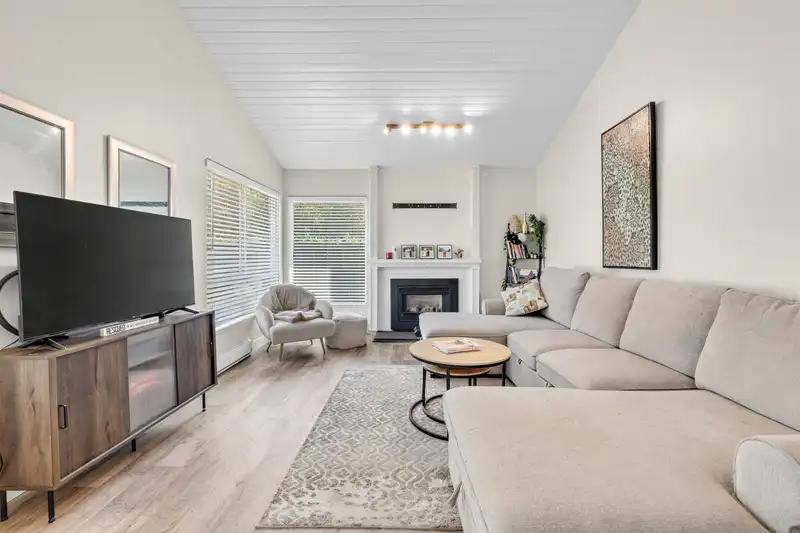 19211 FAIRWAY DRIVE - photo 2 of 27