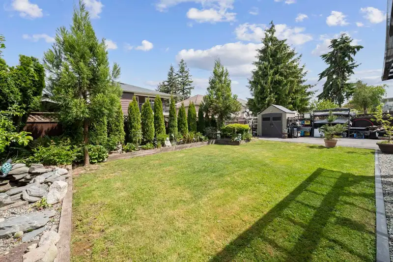 13391 59B AVENUE - photo 4 of 26