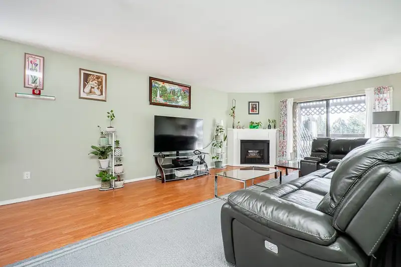 415 9682 134 STREET - photo 3 of 11
