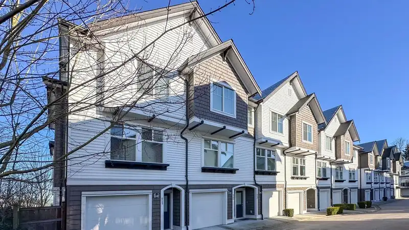 11 14271 60 AVENUE - photo 1 of 17