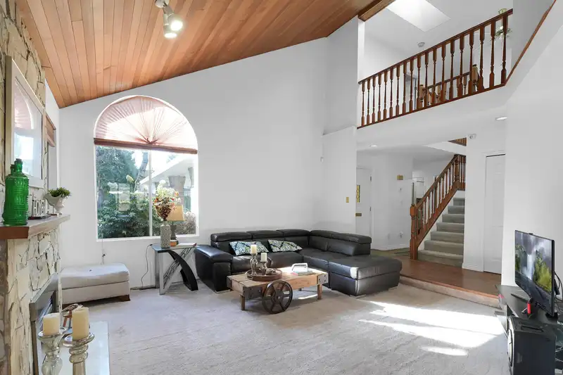 9452 157A STREET - photo 3 of 25