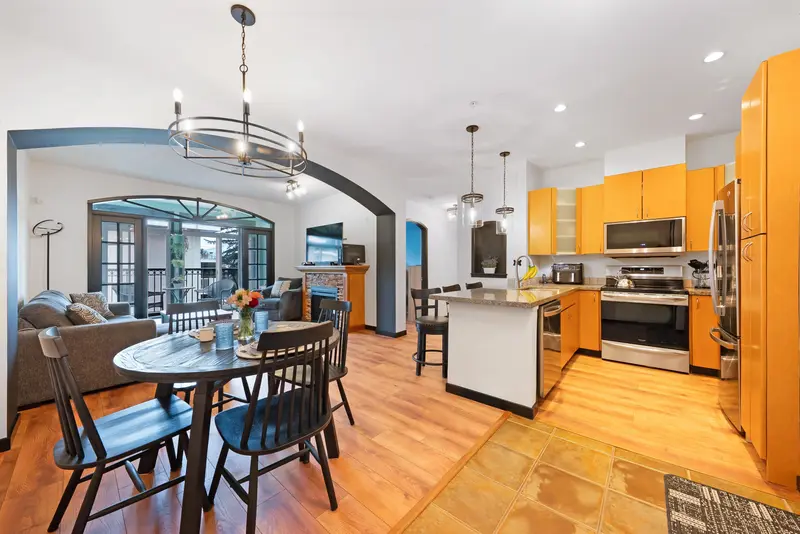 208 33485 SOUTH FRASER WAY - photo 3 of 25