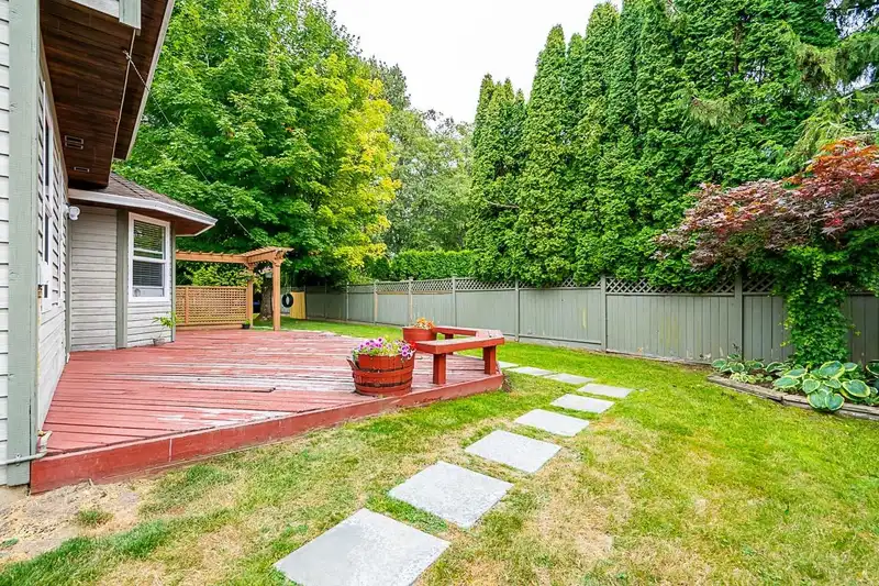 14328 86 AVENUE - photo 4 of 36