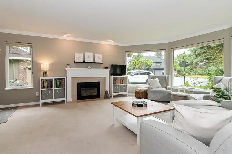 16333 79 AVENUE - photo 3 of 33