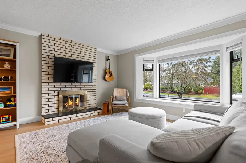 14304 18 AVENUE - photo 4 of 25