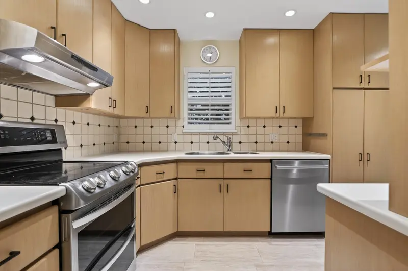 4 3301 W 16TH AVENUE - photo 2 of 25