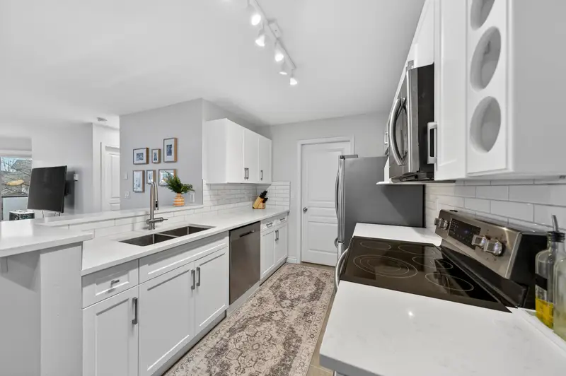 213 7139 18TH AVENUE - photo 3 of 25