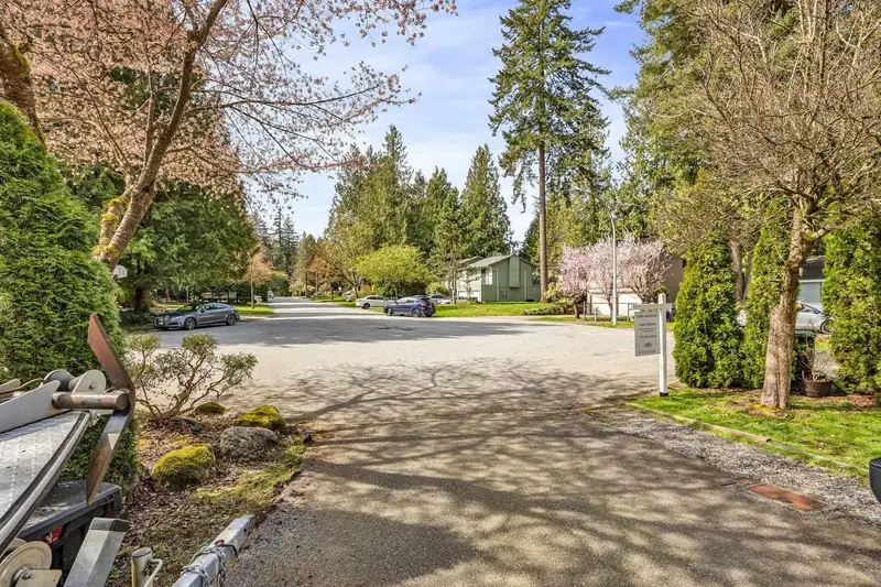 14693 101A AVENUE - photo 4 of 35