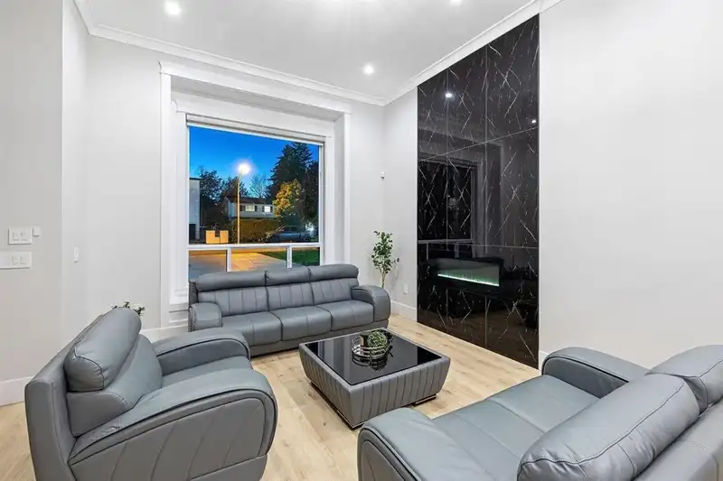 6098 175A STREET - photo 2 of 33