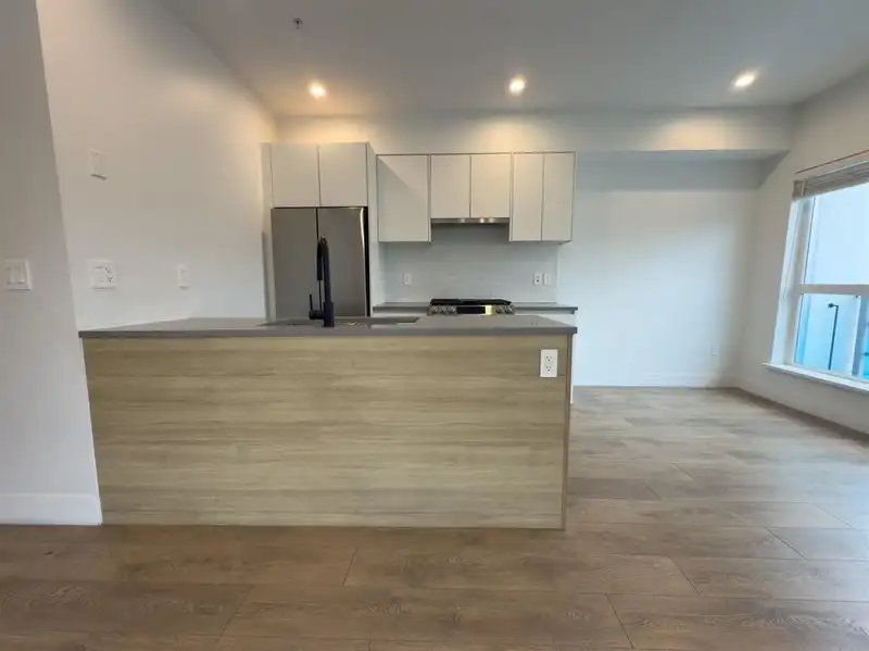 213 8496 120 STREET - photo 2 of 3