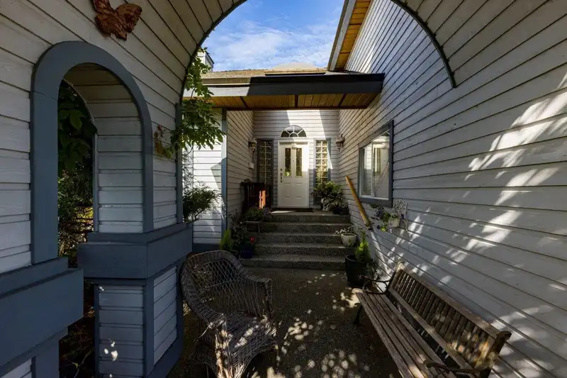 8729 164 STREET - photo 2 of 20