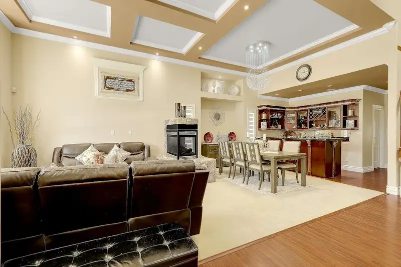 14851 67A AVENUE - photo 4 of 40