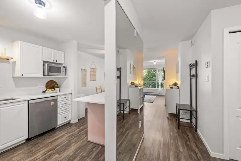 208 2551 PARKVIEW LANE - photo 1 of 25