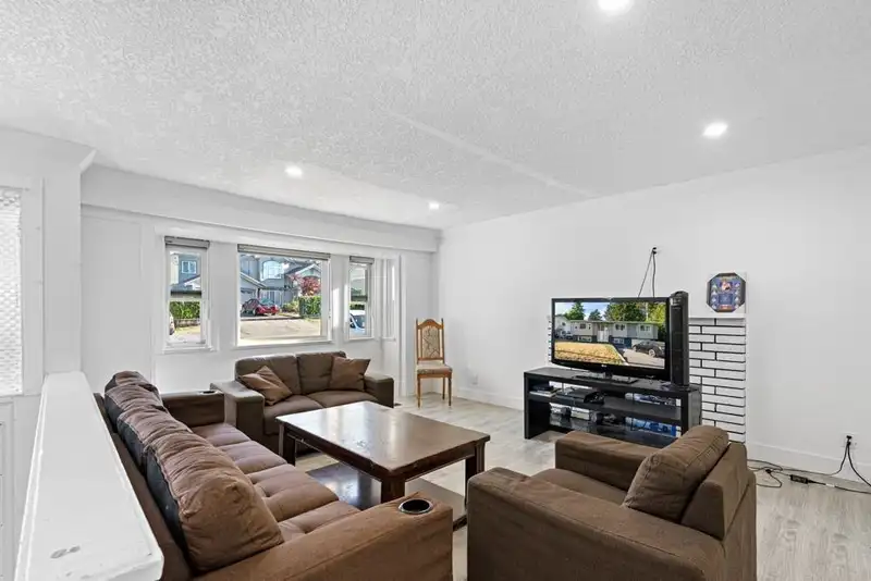 13115 107A AVENUE - photo 3 of 37