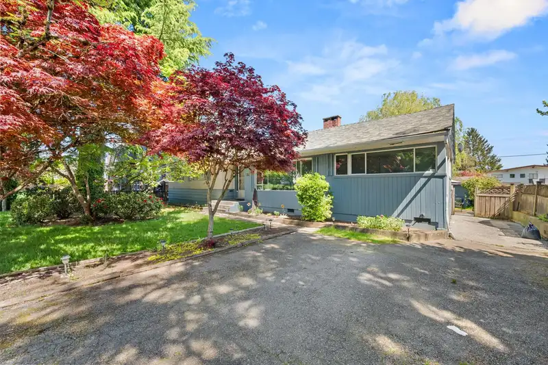 6170 175A STREET - photo 4 of 22