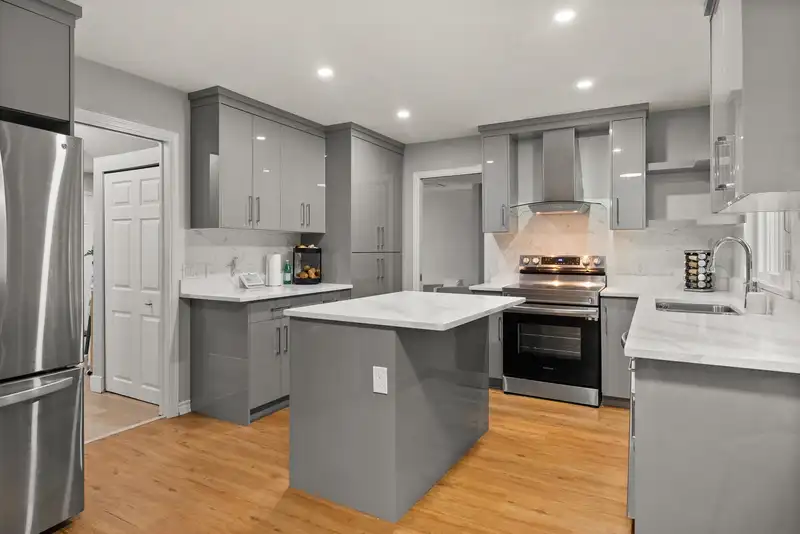 8111 164A STREET - photo 4 of 29